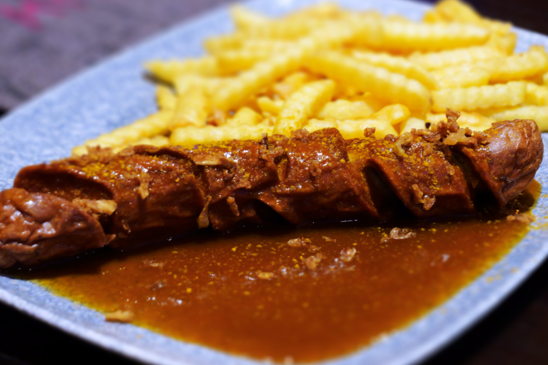 Currywurst mit Pommes